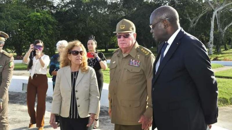 Señor Charles Richard Mondjo, Ministro de Defensa de la República del Congo.