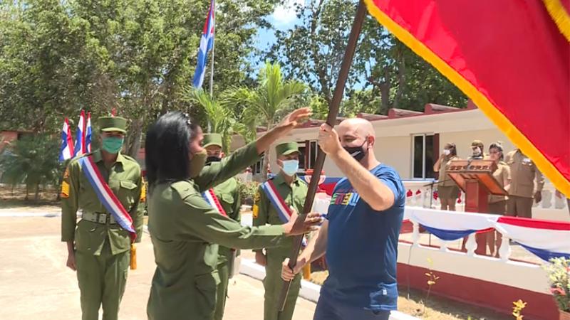 Entregan bandera de honor de la UJC al Batallón de Comunicaciones de la Gran Unidad de tanques