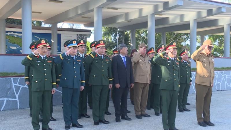 Reciben al Jefe de EMG y Viceministro de Defensa del Ejército Popular de Vietnam en el mausoleo del Cacahual
